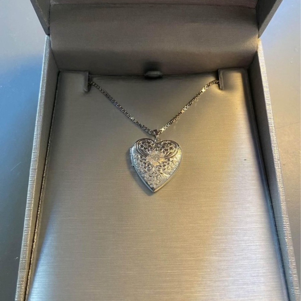 Zales Sterling Silver 💖 Locket - Picture 4 of 7